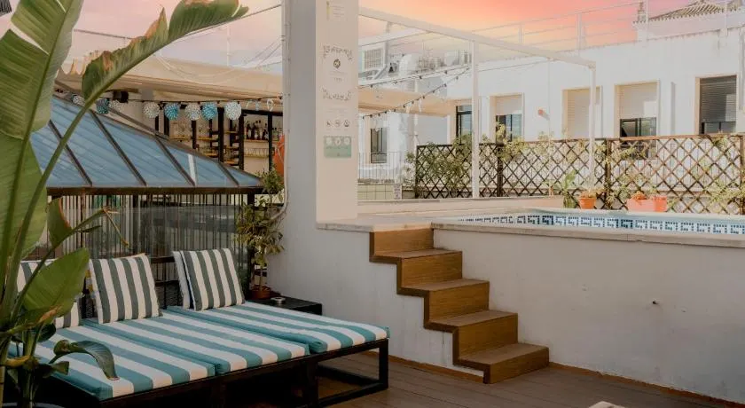Oasis Backpacker's Hostel Sevilla & Coworking - Image 1