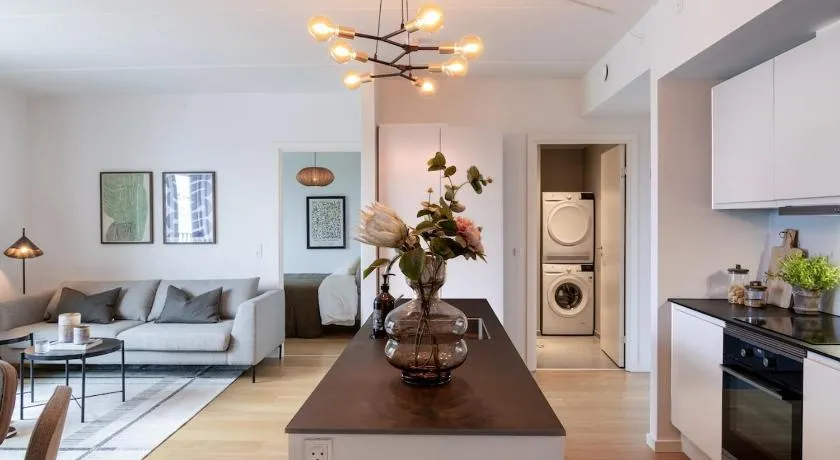 Stylish 3-bedroom apartment - Image 1