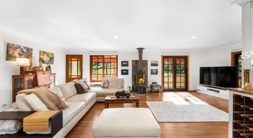 Serene Farm Stay, Modern 3BD, Central Tilba near Mystery Bay! Pets OK - Image 1