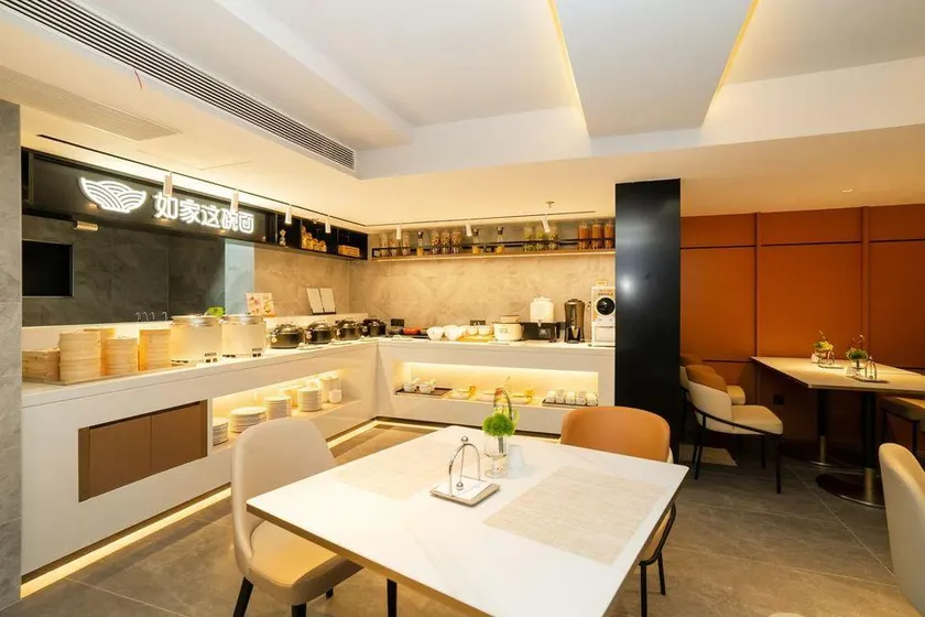 Home Inn Plus - Shanghai Bund Waibaidu Bridge - Image 1