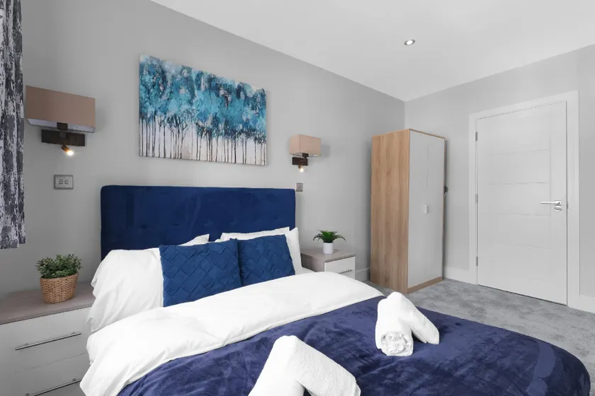 4 Bedroom and 3 Bathroom Family Home with Garden in Isleworth - Image 1