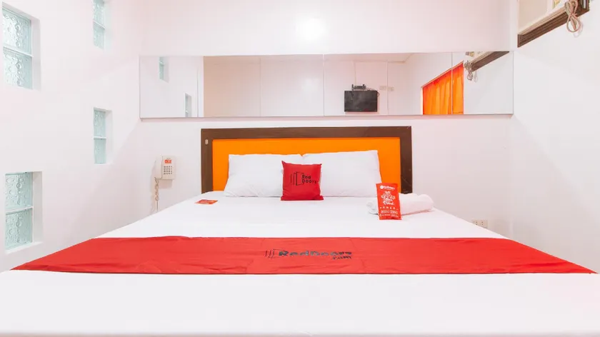 RedDoorz @ EL Runway Hotel Bulacan - Image 1