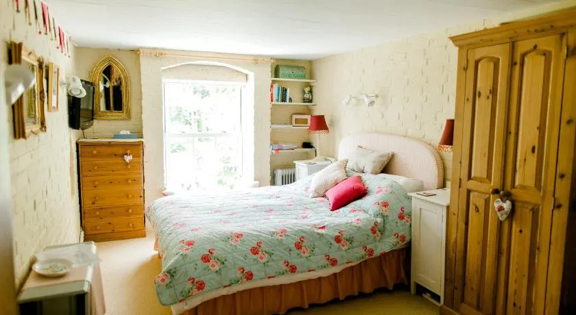 Cosy Cottage ground floor bedroom ensuite with private entrance - Image 1