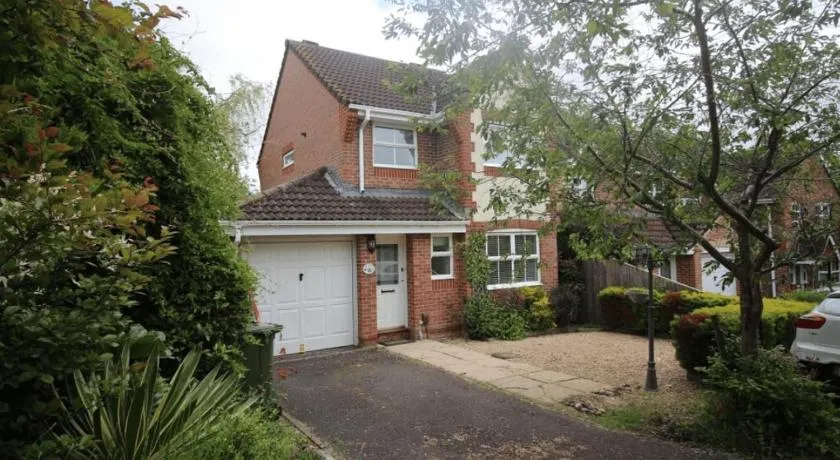 Great Parking and Spacious 3 Bedroom Home Andover - Image 1