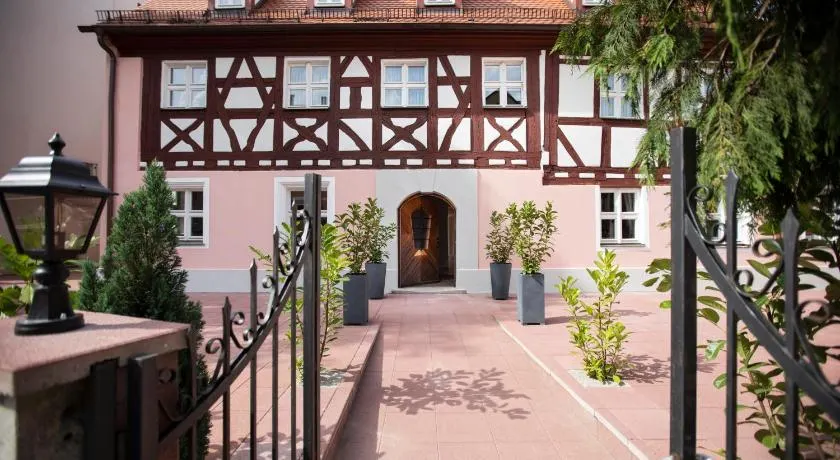 Aston‘s Hotel - Image 1