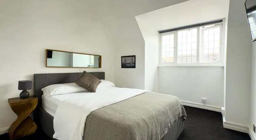 One-Bedroom flat in Cheam Village - Image 1
