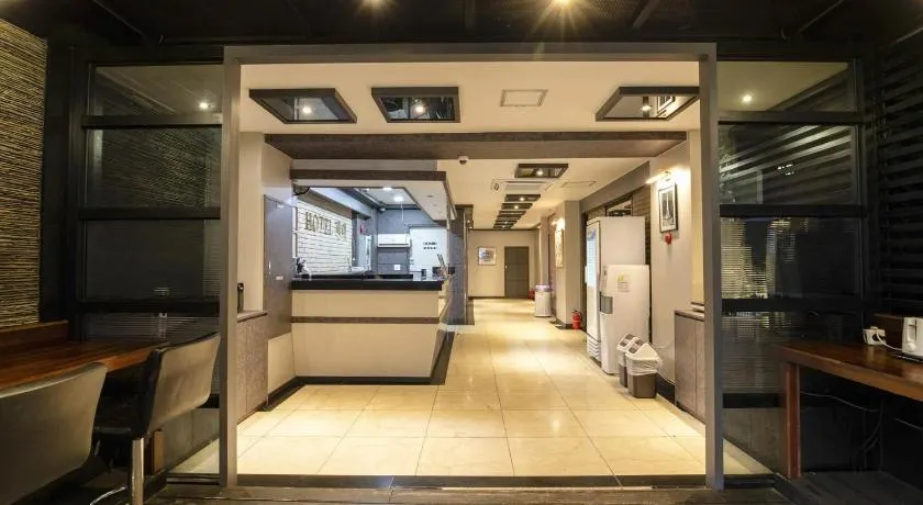 Osan J Hotel - Image 1