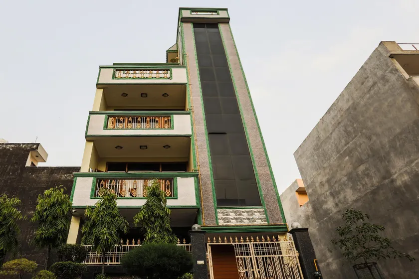 OYO 49604 Narayana Hotel - Image 1
