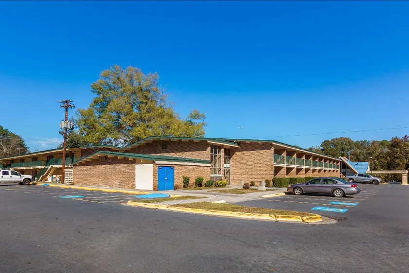Super 8 by Wyndham Macon GA - Image 1