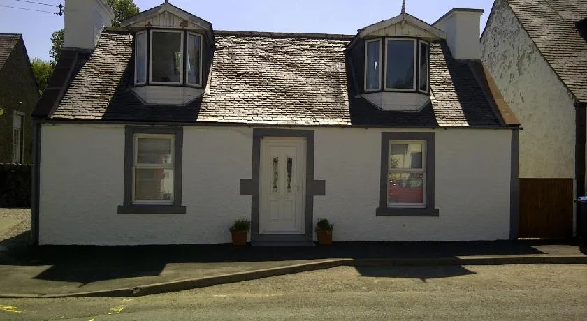 RoSE COTTAGE THREE BEDROOM HOUSE WITH PARKING Summer Special - Image 1