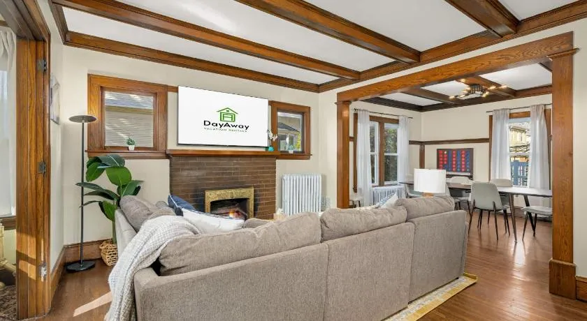 Bde Maka Stay - Classic 5 BR Heart of Uptown - Hennepin & Lyndale - Close to Lakes - Image 1