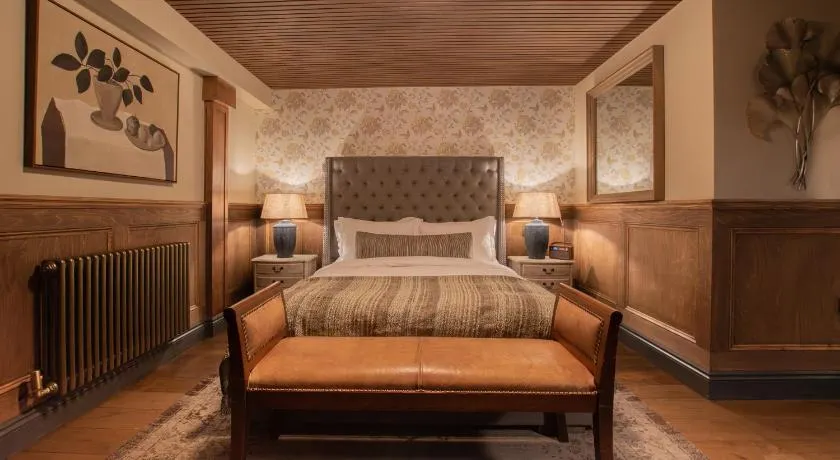 The Waterway Pub and Rooms - Image 1