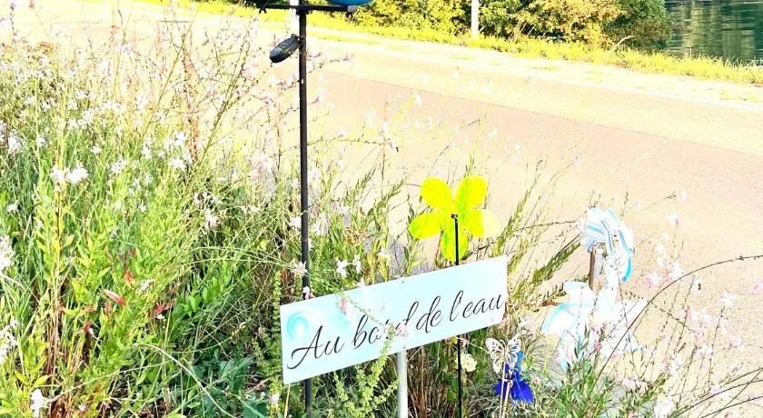 Au bord de l’eau - Image 1