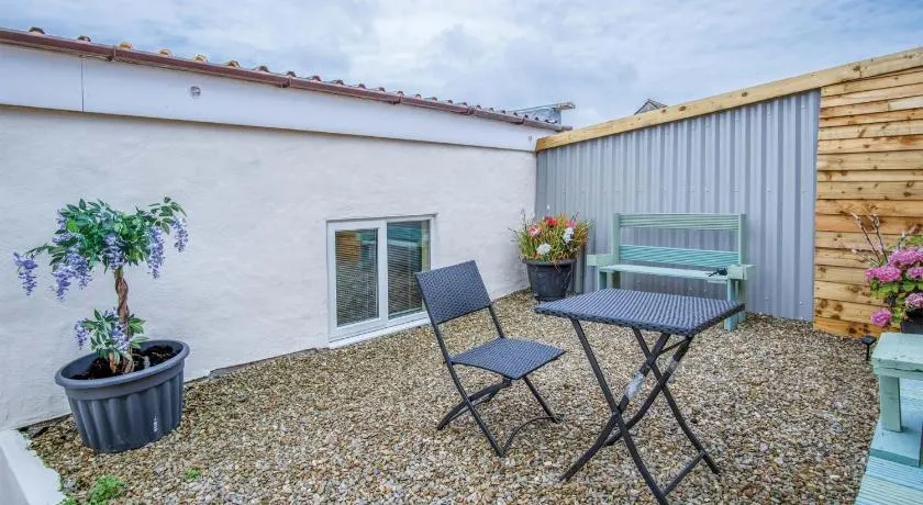 Clouds - 1 Bedroom Holiday Home - Milford Haven - Image 1