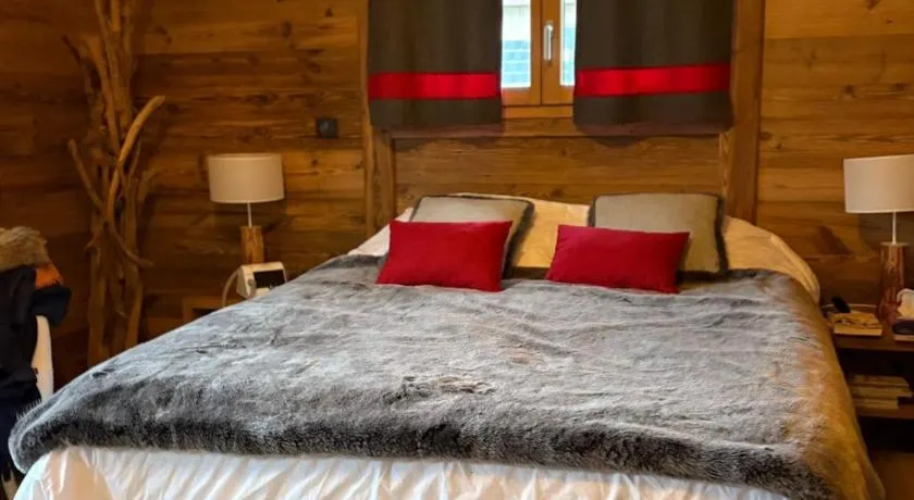 Chambre de charme dans un chalet avec vue sur les Alpes et piscine - Image 1