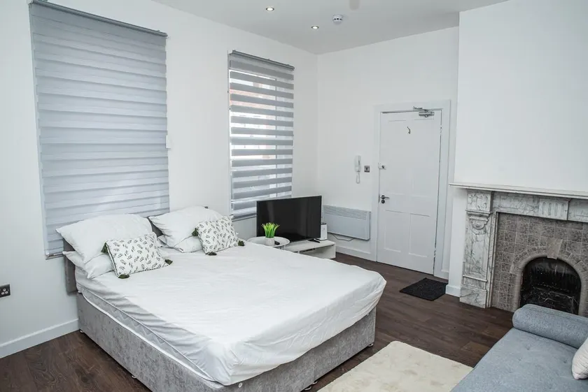 Central Aylesbury Studio 1 with Free Parking - Image 1