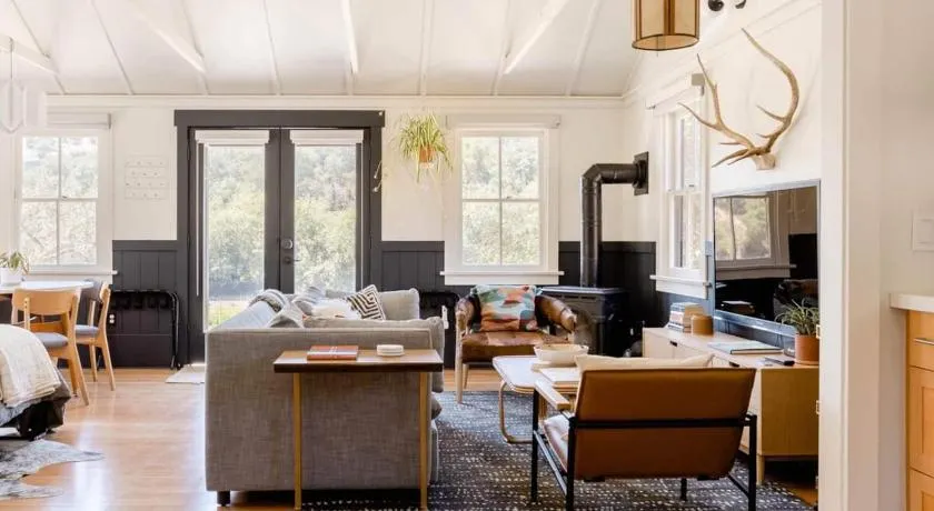 Wild Hair Studio-Stylish Farm Stay w EV charger - Image 1