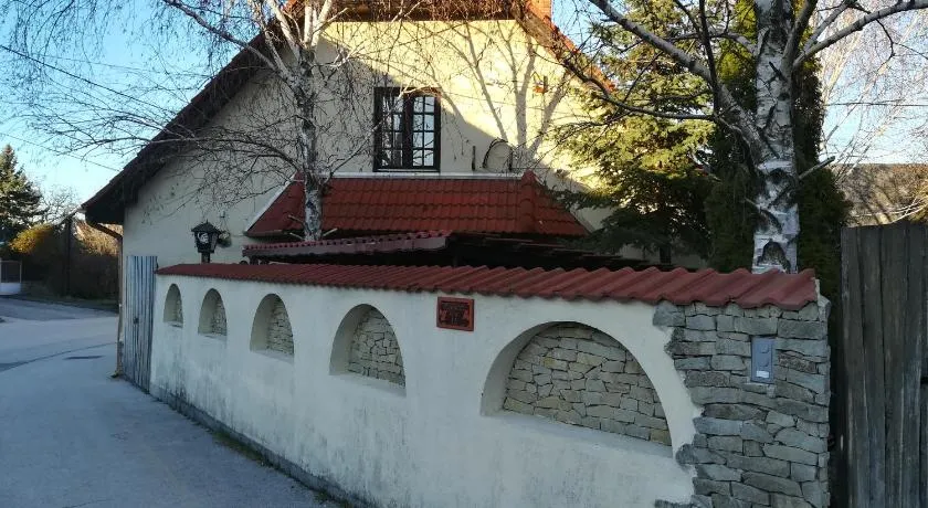 Vörös Macska Vendégház - Image 1