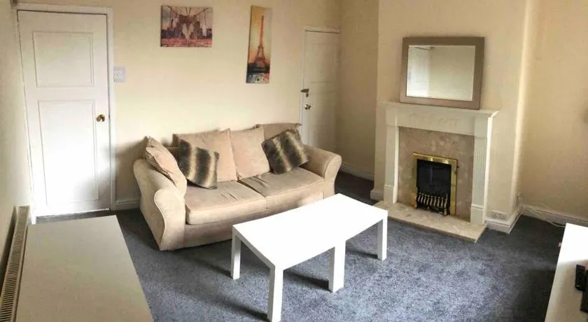 Manchester Lounge 4/BR house Stockport Airport - Image 1