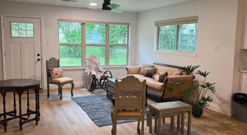 Serene modern updated Colleyville home - Image 1