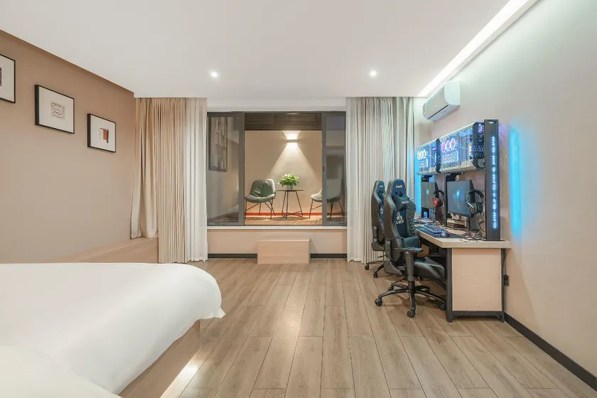 Mr. Sharks E-sports Hotel - Image 1