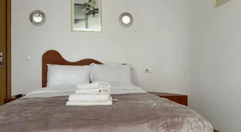 Ambra Room's - Image 1