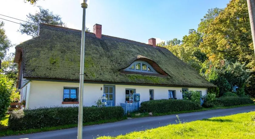 Lütt Stuuv am Dorfanger - Image 1