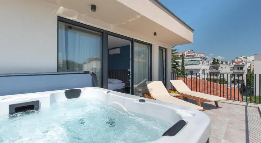 Seven Seas Residence - Image 1