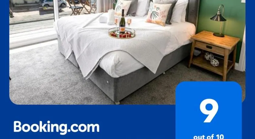THE PENTHOUSE by BOURNECOAST - A Stylish Coastal Penthouse with a Balcony, SEA VIEWS and Parking - Just 10 Minutes Walk to the Sandy Beaches - FM8407 - Image 1