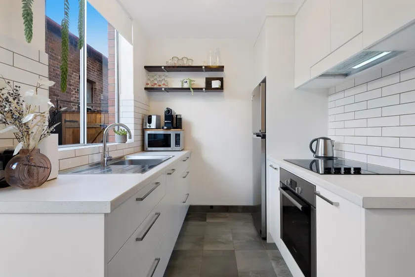 Snug St Kilda Apartment with Private Courtyard - Image 1