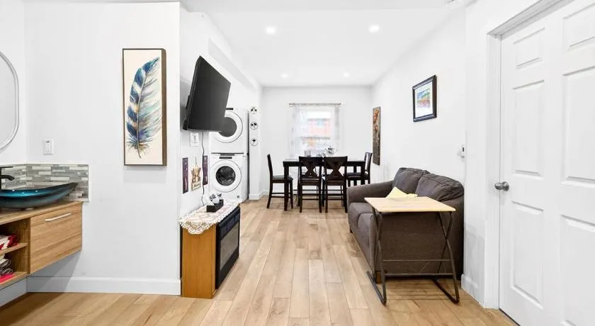 Quiet&Comfy 3BDRS Apt near DT, Concordia, Parking - Image 1