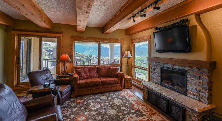 5th Floor 2BD 2BA Condo with Magnificent Views - Image 1