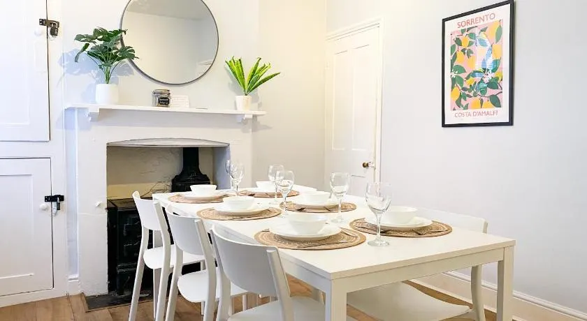 Stylish 3-bedroom home in Canterbury City-Centre - Superb Location! - Image 1