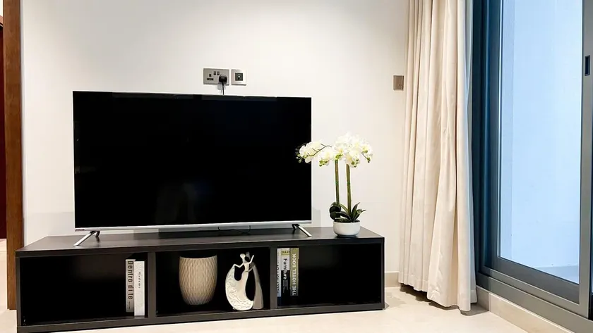 1BHK Near Airport, Pool, Parking - Image 1