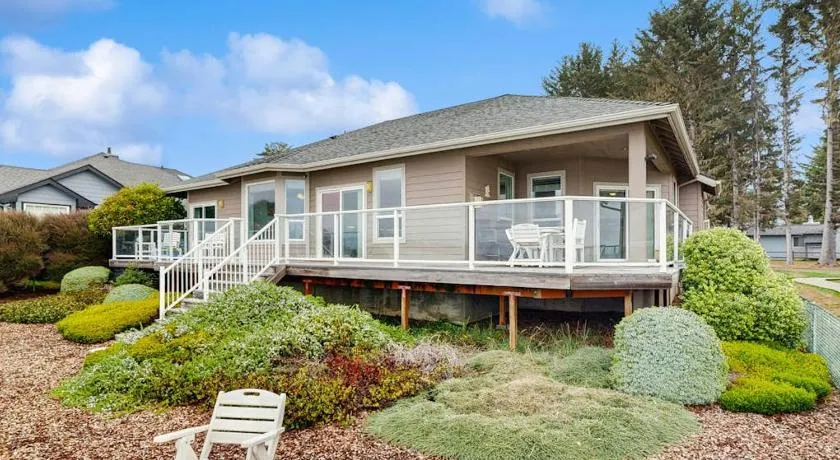 Oceanfront home with outdoor dining WIFI fireplace gas grill washer & dryer - Image 1