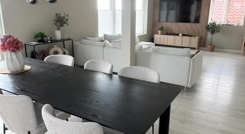 Large house with 3 bedrooms and a private garden - Image 1