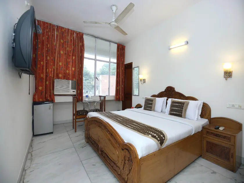 OYO Flagship 2431 Hotel Skylark - Image 1