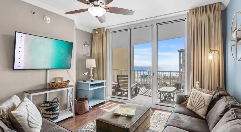 Beautiful coastal retreat with water view beach access & shared pool hot tub - Image 1