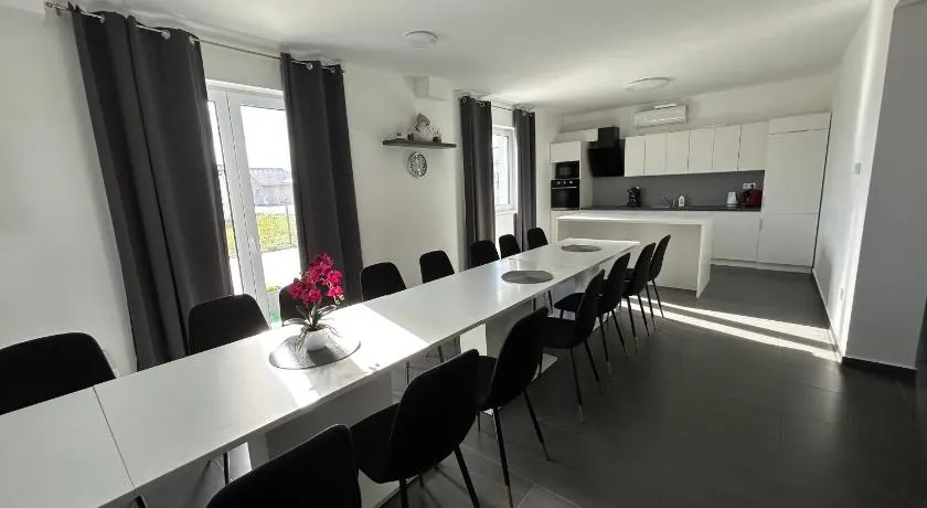 Laura Apartmanház - Image 1