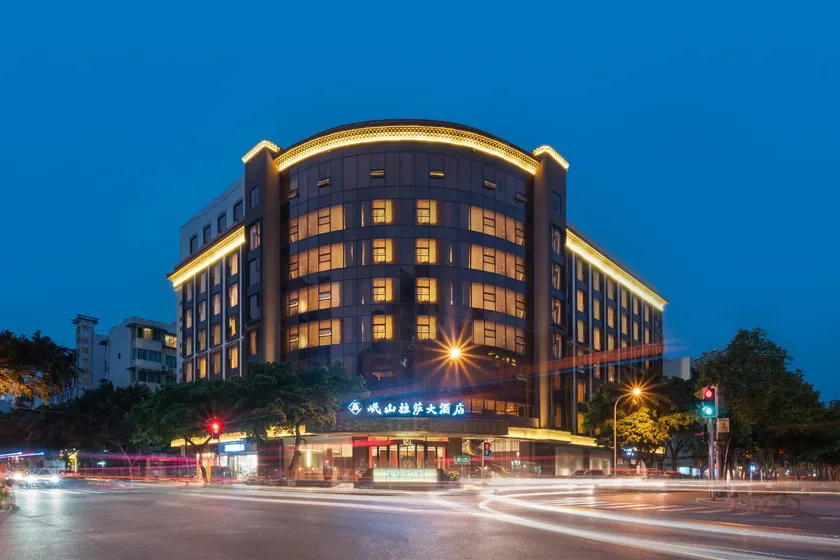 Sichuan Minshan Lhasa Grand Hotel - Image 1