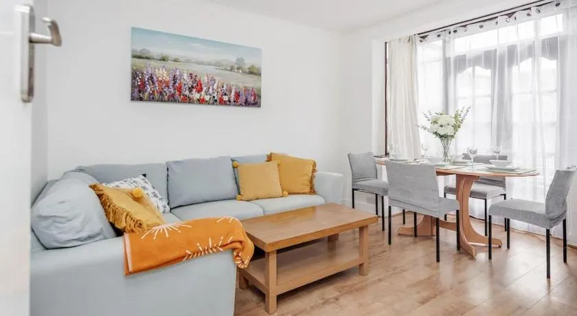 Lovely 4 Bedrooms House Near Romford Station With Parking - Image 1