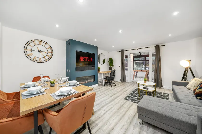 Cosy House - Free Parking,  Pool Table, Smart TV - Image 1