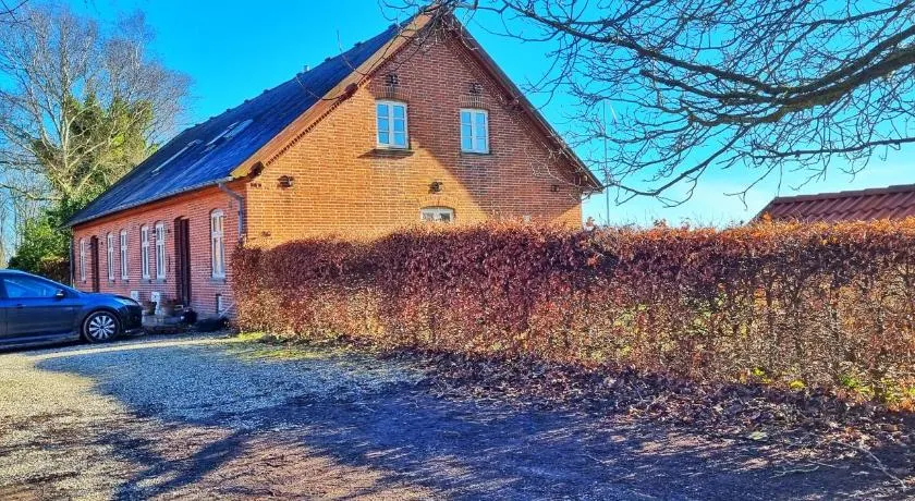 Quiet and cozy apartment close to nature in villa. - Image 1