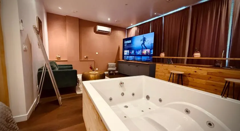 Colline, La suite jacuzzi cinéma privé - Image 1