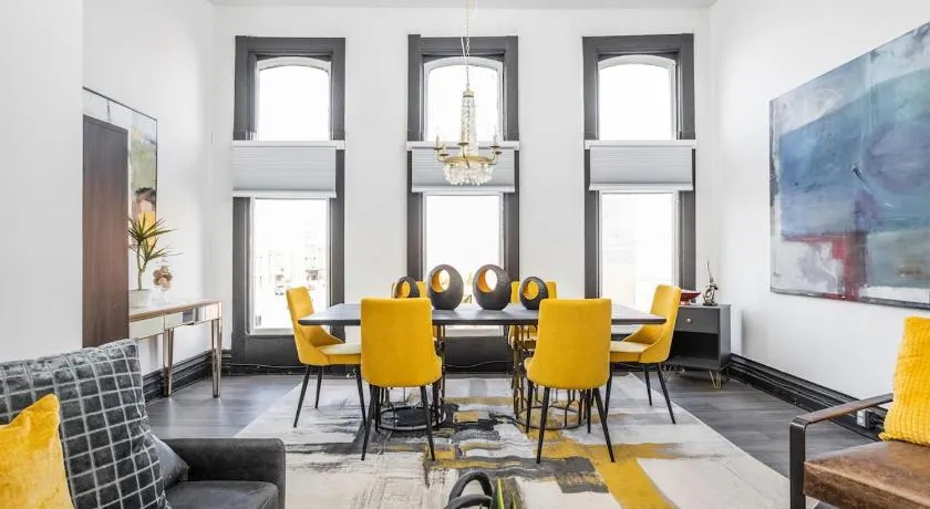 Luxurious Downtown Penthouse Great Views - Image 1