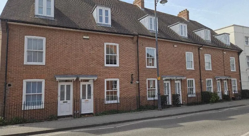 Beautiful City Centre Townhouse with parking - Image 1