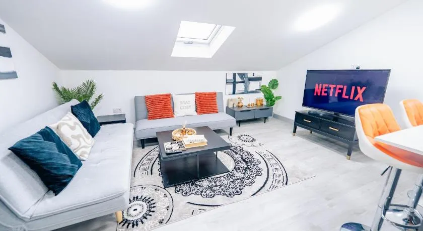 3 Bedrooms Luxury Apartment with Free Street Parking and Fast WiFi - Image 1