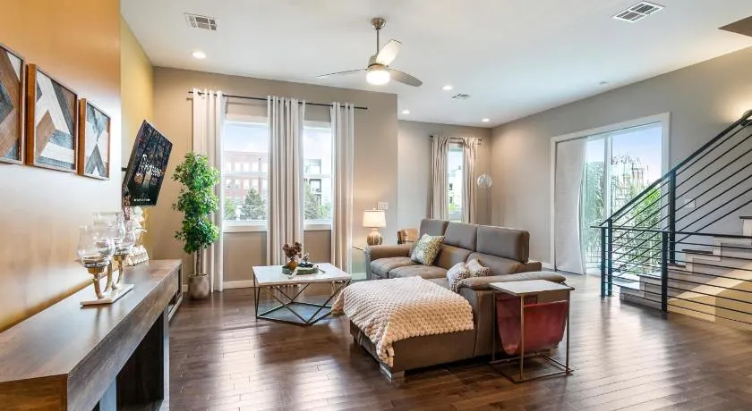 Stunning 4 BR Townhouse in Mid City - Image 1