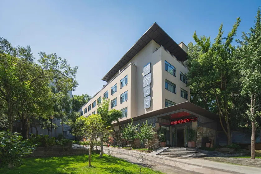 Lushe Hotel - Image 1