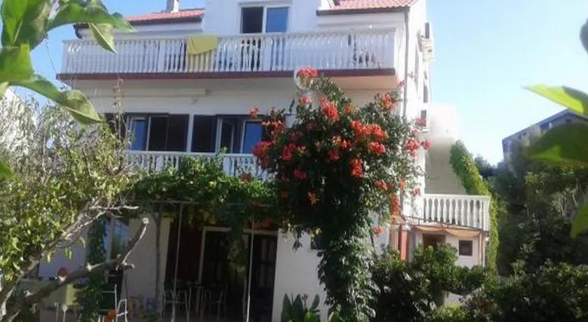 Apartamento con jardín y terraza | Vistas al agua - Image 1
